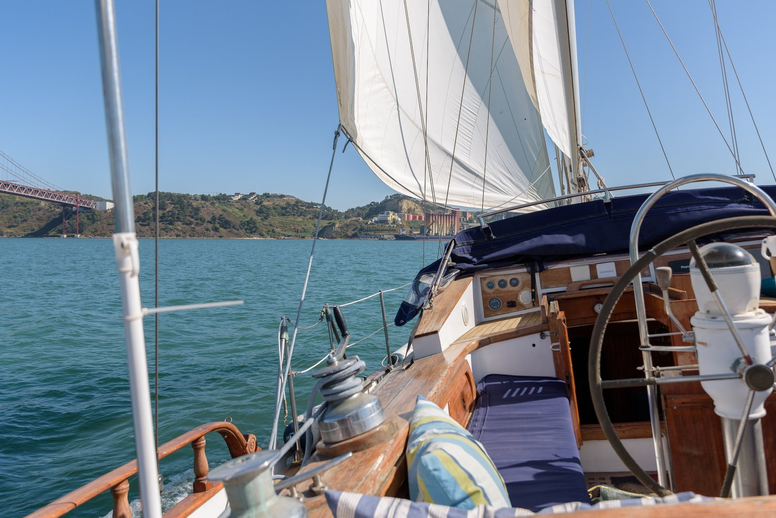 PRIVATE VINTAGE SAILBOAT TOUR ON TAGUS RIVER - LISBON - Image 9