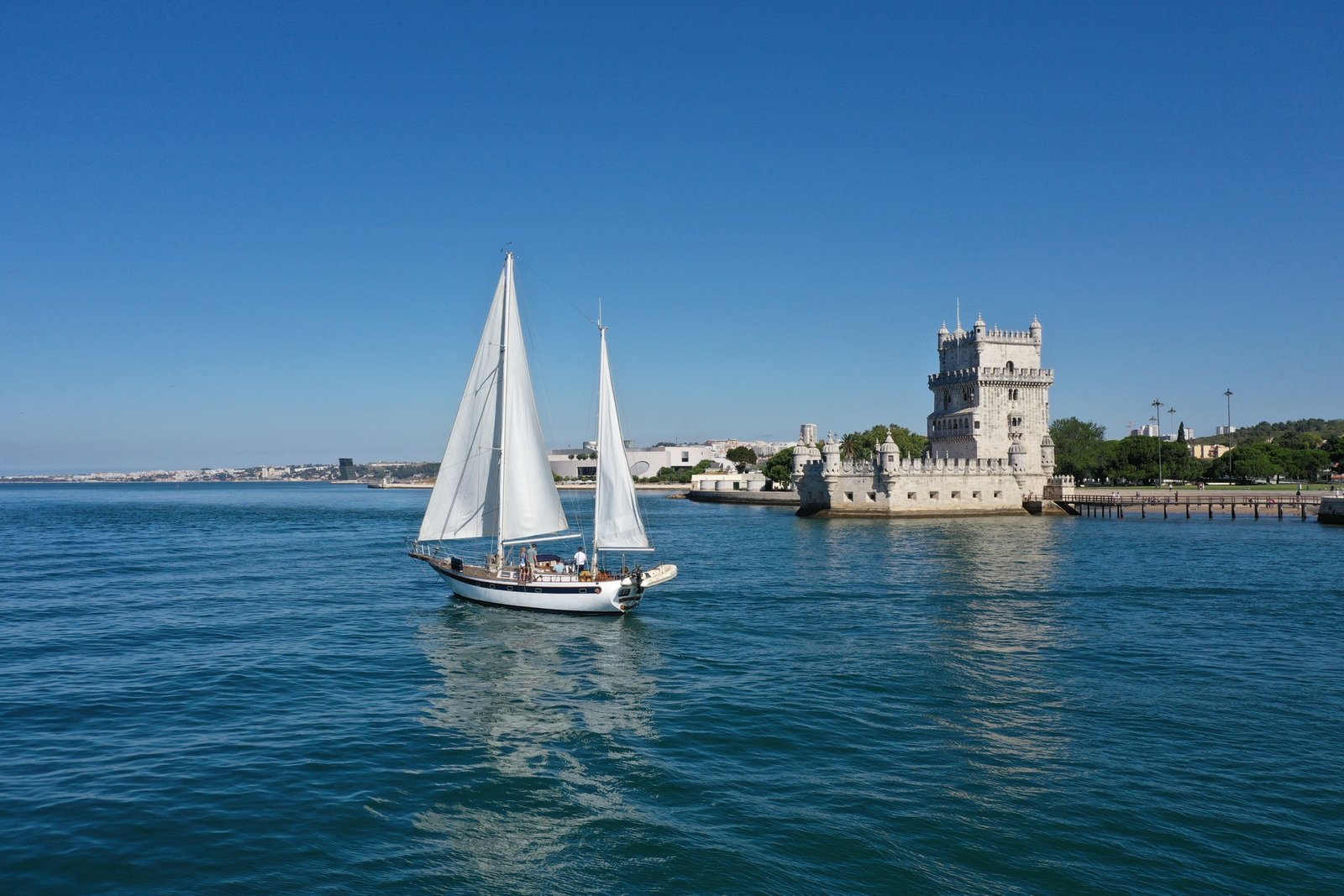 PRIVATE VINTAGE SAILBOAT TOUR ON TAGUS RIVER - LISBON