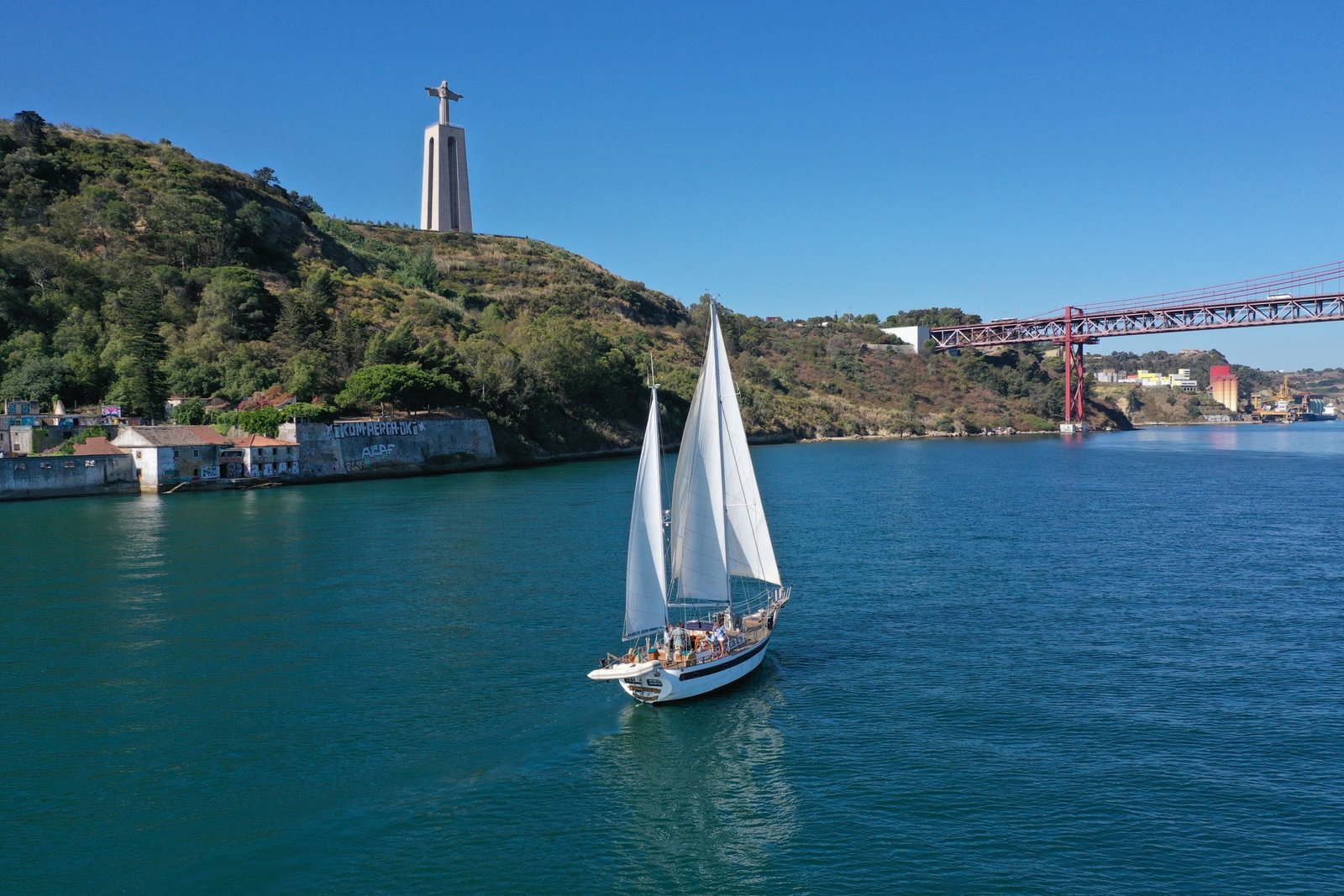 PRIVATE VINTAGE SAILBOAT TOUR ON TAGUS RIVER - LISBON - Image 4